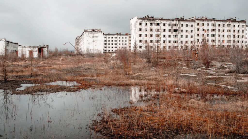 Иллюстрация к статье: Долина смерти, в&nbsp;которой пытались жить: история города-призрака Кадыкчан