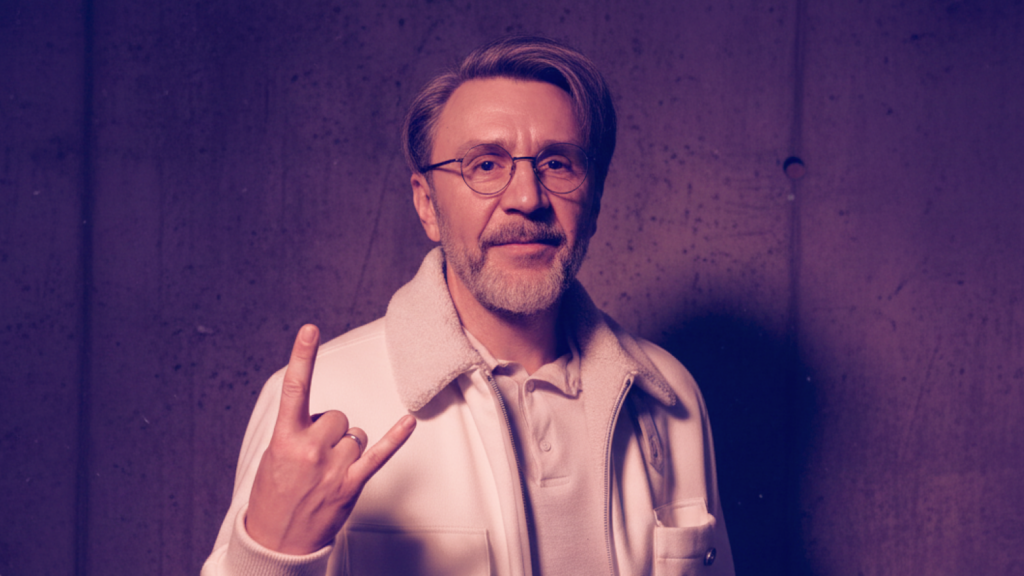 Иллюстрация к статье: Сергей Шнуров: певец, шоумен и&nbsp;ловелас, рождённый 13&nbsp;апреля под знаком Овна