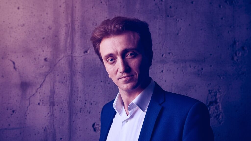 Иллюстрация к статье: Денис Дорохов: юрист, таксист и&nbsp;артист КВН, рождённый 4&nbsp;мая под знаком Тельца