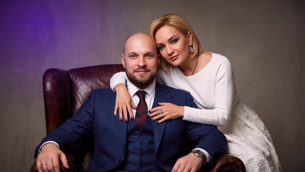 Иллюстрация к статье: Сломала его систему! Почему Буланова счастлива с&nbsp;мужем на 19 лет моложе